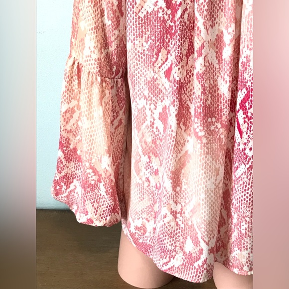 Cabi Blouse Shirt Womens Size M Long Sheer Peasant Sleeve Snakeskin Print V-Neck - Picture 9 of 16